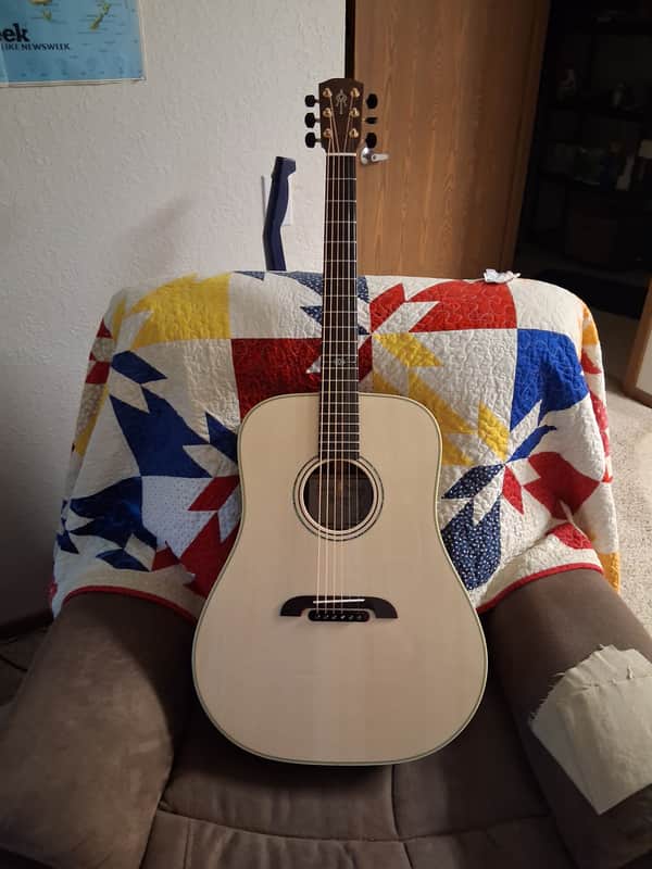 ALVAREZ YAIRI DYM72: $2850 (Used) - No Savings!
